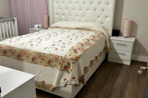 Condominio en alquiler en Hialeah, Florida, 2 dormitorios, 87.33 m2 № 2011763 - foto 9