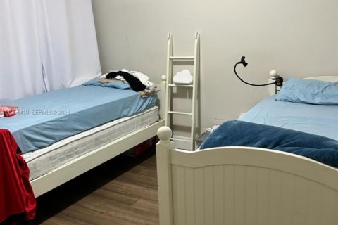 Condominio en alquiler en Hialeah, Florida, 2 dormitorios, 87.33 m2 № 2011763 - foto 3