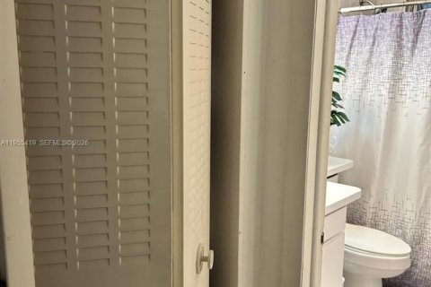 Condominio en alquiler en Hialeah, Florida, 2 dormitorios, 87.33 m2 № 2011763 - foto 4