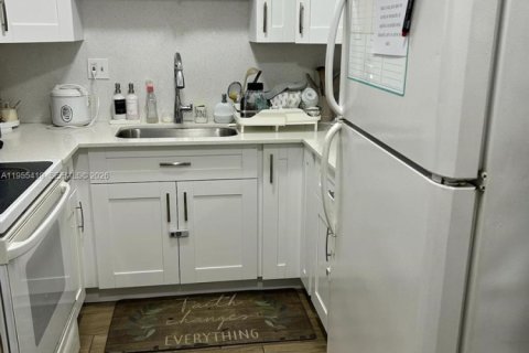 Condominio en alquiler en Hialeah, Florida, 2 dormitorios, 87.33 m2 № 2011763 - foto 11