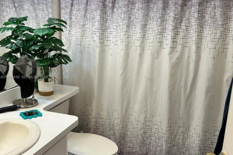 Condominio en alquiler en Hialeah, Florida, 2 dormitorios, 87.33 m2 № 2011763 - foto 14