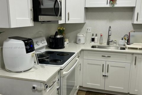 Condominio en alquiler en Hialeah, Florida, 2 dormitorios, 87.33 m2 № 2011763 - foto 10