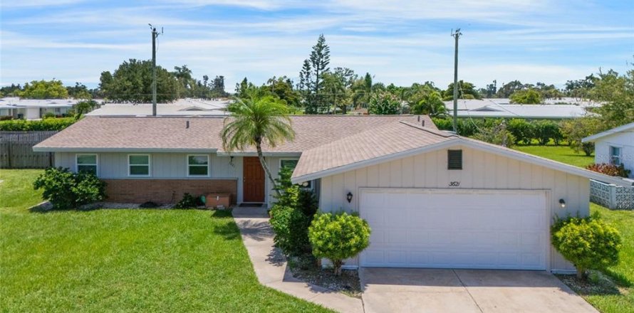 House in Sarasota, Florida 3 bedrooms, 167.6 sq.m. № 1810335