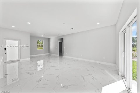 Casa en venta en Lehigh Acres, Florida, 3 dormitorios № 1986950 - foto 25