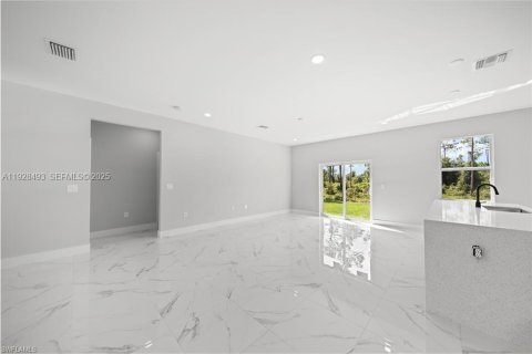 Casa en venta en Lehigh Acres, Florida, 3 dormitorios № 1986950 - foto 4
