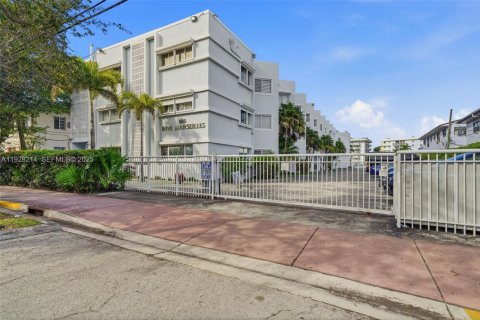 Condominio en Miami Beach, Florida, 1 dormitorio  № 1989146