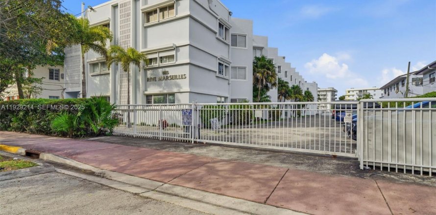 Condominio en Miami Beach, Florida, 1 dormitorio  № 1989146