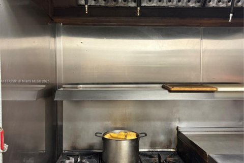 Commercial property in Hialeah, Florida № 1929010 - photo 15