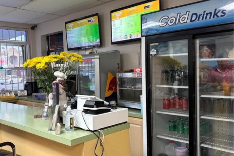 Commercial property in Hialeah, Florida № 1929010 - photo 11