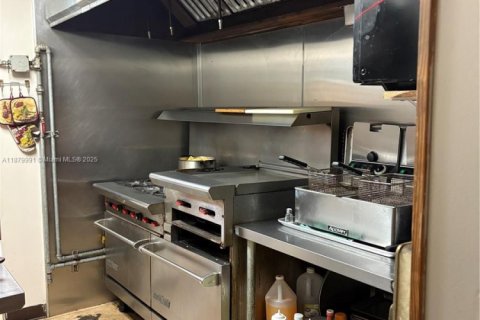 Commercial property in Hialeah, Florida № 1929010 - photo 18