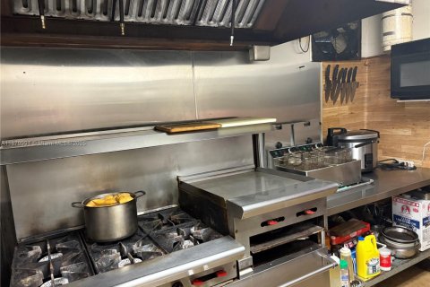 Commercial property in Hialeah, Florida № 1929010 - photo 16