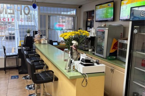 Commercial property in Hialeah, Florida № 1929010 - photo 21