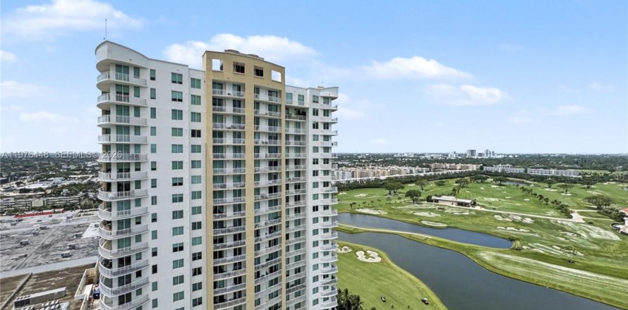 Condo in Hallandale Beach, Florida, 2 bedrooms  № 2040507