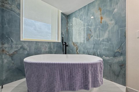 Condo in Hallandale Beach, Florida, 2 bedrooms  № 2040507 - photo 14