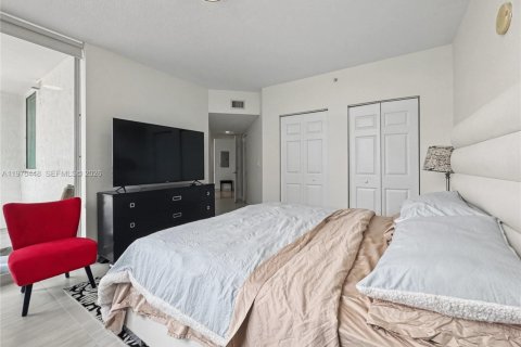 Condo in Hallandale Beach, Florida, 2 bedrooms  № 2040507 - photo 20