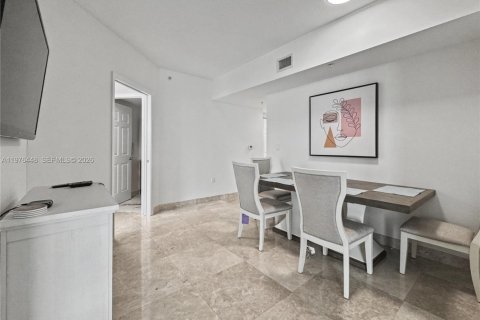 Condo in Hallandale Beach, Florida, 2 bedrooms  № 2040507 - photo 24