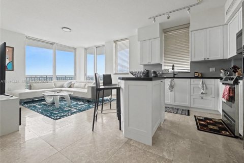 Condo in Hallandale Beach, Florida, 2 bedrooms  № 2040507 - photo 3
