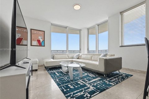 Condo in Hallandale Beach, Florida, 2 bedrooms  № 2040507 - photo 8