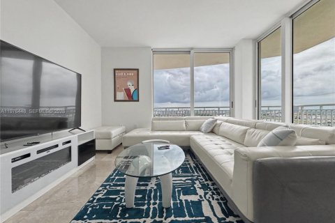 Condo in Hallandale Beach, Florida, 2 bedrooms  № 2040507 - photo 9
