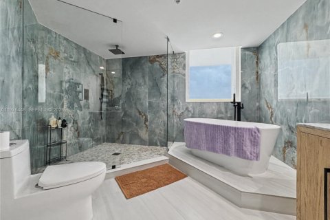 Condo in Hallandale Beach, Florida, 2 bedrooms  № 2040507 - photo 12