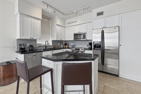 Condo in Hallandale Beach, Florida, 2 bedrooms  № 2040507 - photo 5