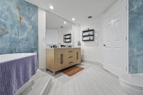 Condo in Hallandale Beach, Florida, 2 bedrooms  № 2040507 - photo 16