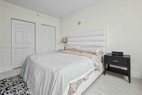 Condo in Hallandale Beach, Florida, 2 bedrooms  № 2040507 - photo 19