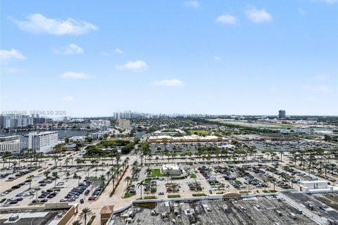 Condo in Hallandale Beach, Florida, 2 bedrooms  № 2040507 - photo 2