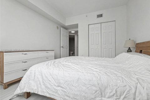 Condo in Hallandale Beach, Florida, 2 bedrooms  № 2040507 - photo 27