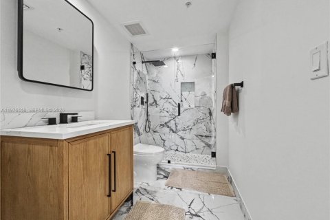 Condo in Hallandale Beach, Florida, 2 bedrooms  № 2040507 - photo 11