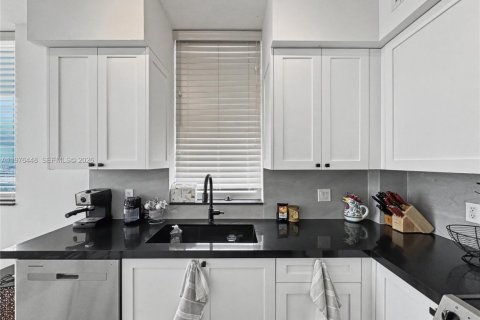 Condo in Hallandale Beach, Florida, 2 bedrooms  № 2040507 - photo 7