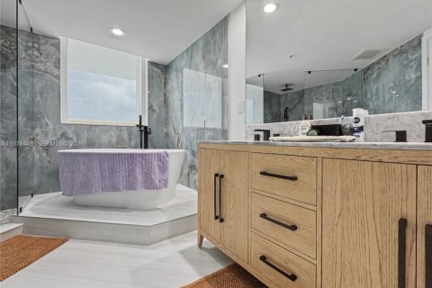 Condo in Hallandale Beach, Florida, 2 bedrooms  № 2040507 - photo 13