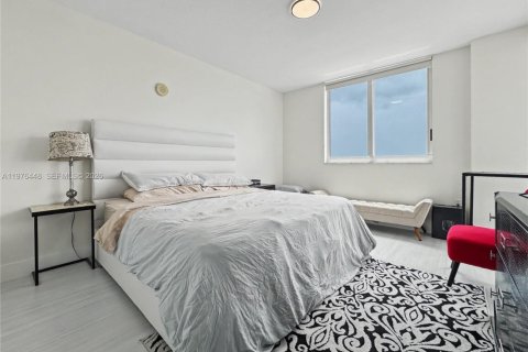 Condo in Hallandale Beach, Florida, 2 bedrooms  № 2040507 - photo 18