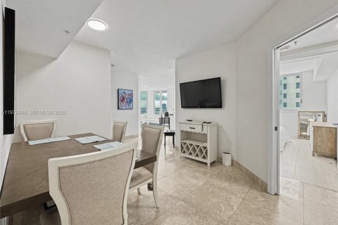 Condo in Hallandale Beach, Florida, 2 bedrooms  № 2040507 - photo 22