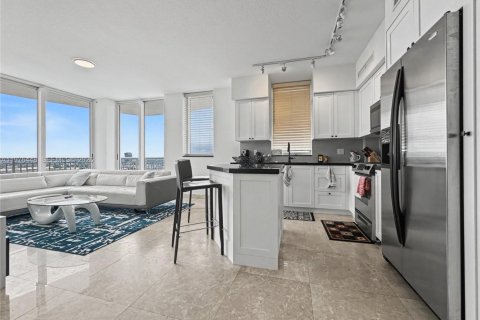 Condo in Hallandale Beach, Florida, 2 bedrooms  № 2040507 - photo 4