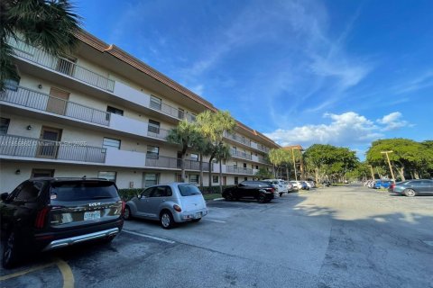 Condo in Tamarac, Florida, 2 bedrooms  № 1960363 - photo 25