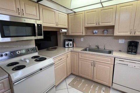 Condo in Tamarac, Florida, 2 bedrooms  № 1960363 - photo 10