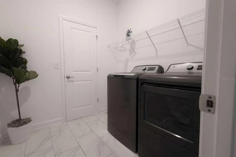 Casa en venta en Kissimmee, Florida, 5 dormitorios, 278.34 m2 № 2123713 - foto 8