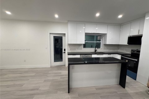 Villa ou maison à louer à Miami, Floride: 2 chambres, 204.29 m2 № 1975978 - photo 19