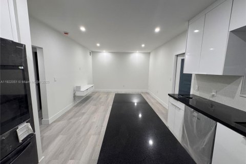 Villa ou maison à louer à Miami, Floride: 2 chambres, 204.29 m2 № 1975978 - photo 16