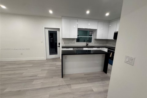 Villa ou maison à louer à Miami, Floride: 2 chambres, 204.29 m2 № 1975978 - photo 18