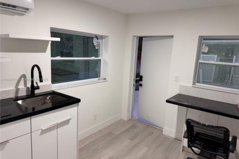 Villa ou maison à louer à Miami, Floride: 2 chambres, 204.29 m2 № 1975978 - photo 1