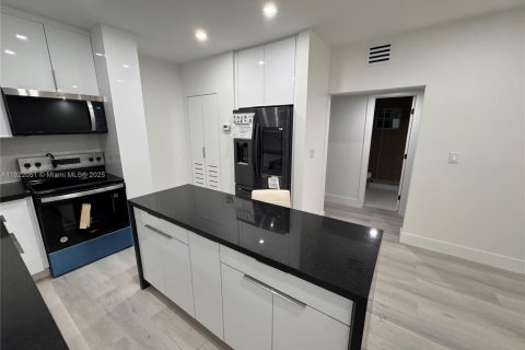 Villa ou maison à louer à Miami, Floride: 2 chambres, 204.29 m2 № 1975978 - photo 17