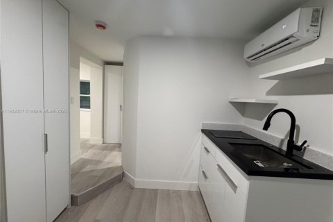 Villa ou maison à louer à Miami, Floride: 2 chambres, 204.29 m2 № 1975978 - photo 2