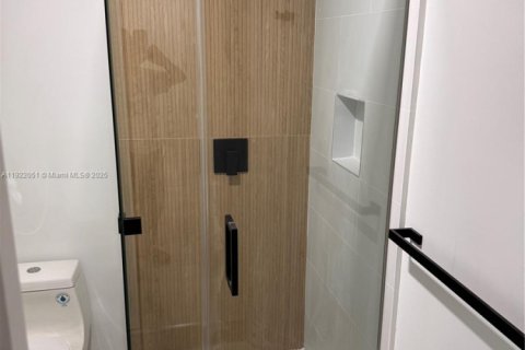 Villa ou maison à louer à Miami, Floride: 2 chambres, 204.29 m2 № 1975978 - photo 11