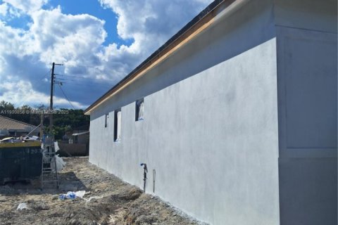 House in Miami, Florida 4 bedrooms, 138.89 sq.m. № 1951907 - photo 13