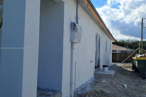 House in Miami, Florida 4 bedrooms, 138.89 sq.m. № 1951907 - photo 12