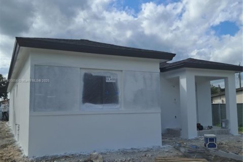 House in Miami, Florida 4 bedrooms, 138.89 sq.m. № 1951907 - photo 15