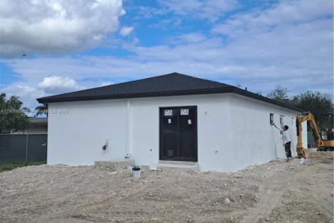 House in Miami, Florida 4 bedrooms, 138.89 sq.m. № 1951907 - photo 16
