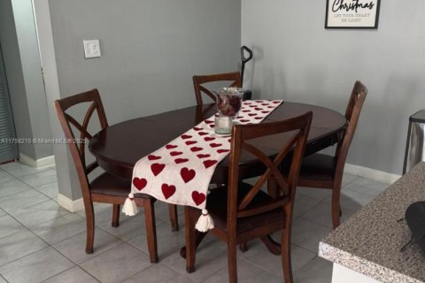 Touwnhouse à vendre à Miami, Floride: 3 chambres, 116.13 m2 № 1860304 - photo 18